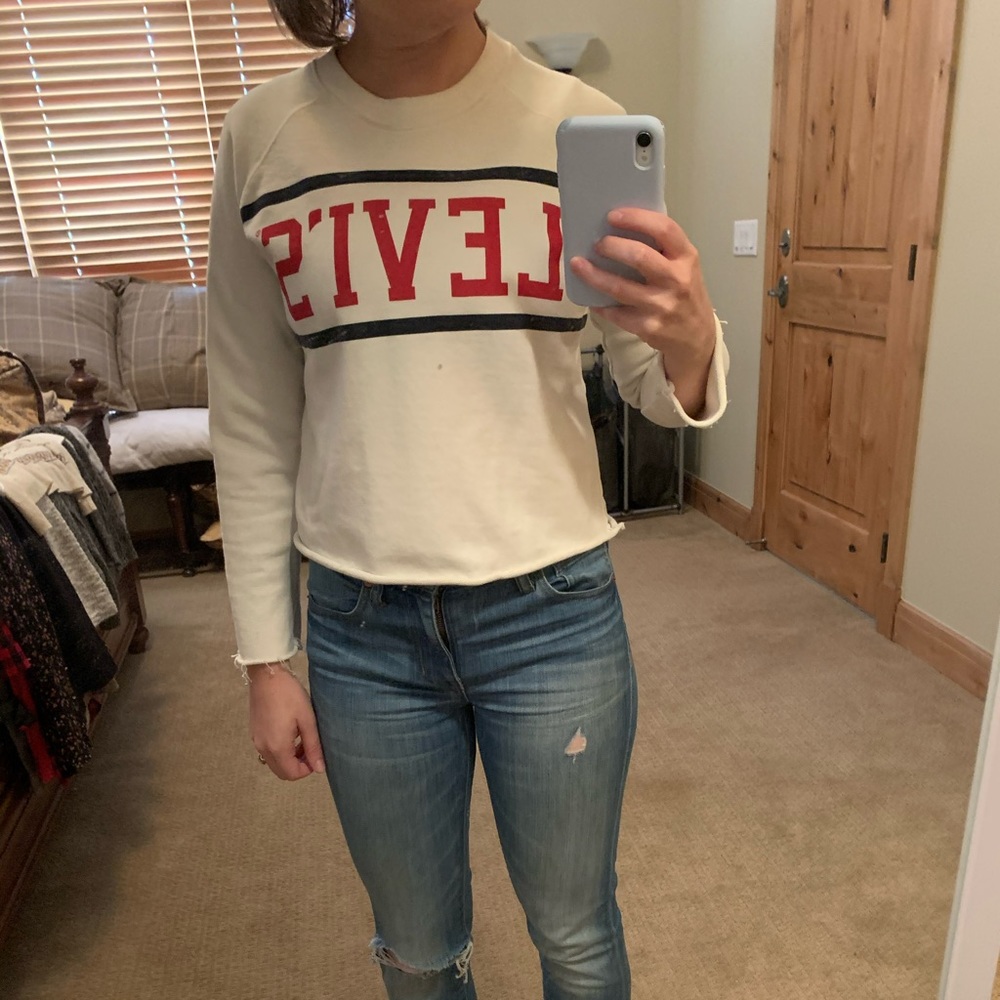 Cute cropped Levi’s long sleeve sweater